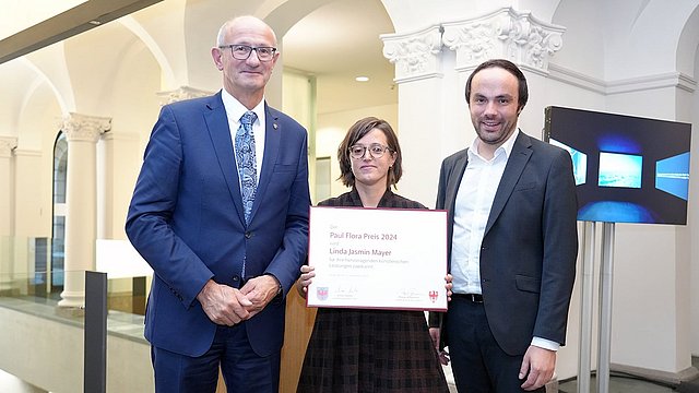 Die für Kultur zuständigen Landesräte Anton Mattle (Tirol) und Philipp Achammer (Südtirol) zeichneten heute (17. September) die gebürtige Meranerin Linda Jasmin Mayer mit dem Paul-Flora-Preis 2024 aus.