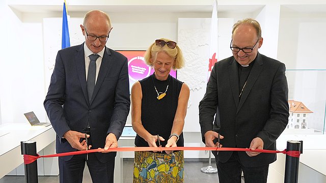 Die Ausstellung „Diözesangeschichte in der Euregio“ wurde (v. l.) von Tirols Landeshauptmann Anton Mattle, der Rektorin der Universität Innsbruck, Veronika Sexl und Innsbrucks Bischof Hermann Glettler eröffnet.