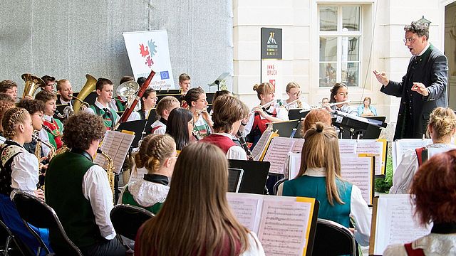 Ein Promenadenkonzert in Innsbruck (im Bild 2023) schließt nach Aufführungen in Riva del Garda und Toblach den Konzertreigen des Euregio-Jugendblasorchesters 2024 ab.