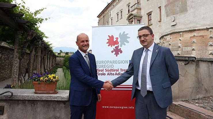 Der Trentiner Landeshauptmann Maurizio Fugatti (r.) gratuliert dem ersten Präsidenten des Euregio-Rats der Gemeinden Paride Gianmoena.