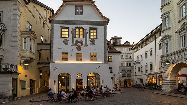 An jedem dritten Donnerstag im Monat bietet im Kellergewölbe des Waaghauses in Bozen ein "Euregio-Donnerstag" Kultur und Unterhaltung