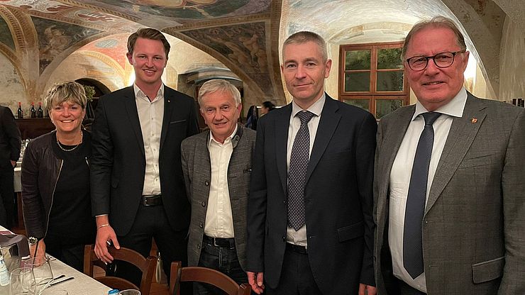 Kennenlernen zum Auftakt der ersten Sitzung des Euregiorats der Bürgerinnen und Bürger am Freitagabend in Arco (v.l.) Generalsekretärin Marilena Defrancesco, Stadtrat Peter Natter, Landtagspräsident Walter Kaswalder sowie die Bürgermeister von Arco, Alessandro Betta, und Hall, Christian Margreiter