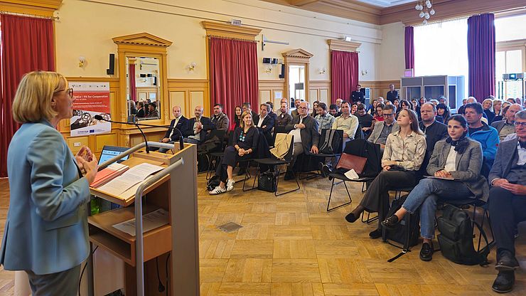 Landesrätin Magdalena Amhof bei der Begrüßung: "Die Grenzen überwindende Zusammenarbeit im Fit4Co-Projekt stärkt die Verwaltungen und die Euregio." 