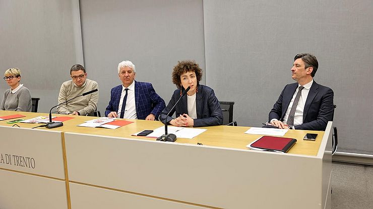 Presentazione Festa Euregio: (da sin) Assessore Zanotelli - Presidente Fugatti - Claudio Soini sindaco di Ala - Elisa Bertò vicesegretario generale dell'Euregio - Assessore Spinelli