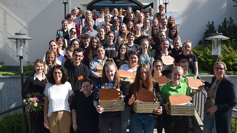 Gruppenbild der Schülerinnen mit Lehrerinnen, Schulleitung und Gästen