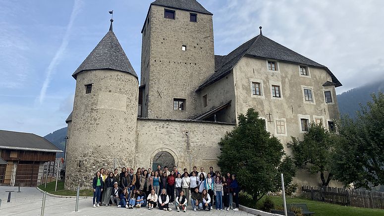 Foto di gruppo dei giovani dell'Euregio davanti al Museo ladino Ciastel de Tor a San Martino in Badia