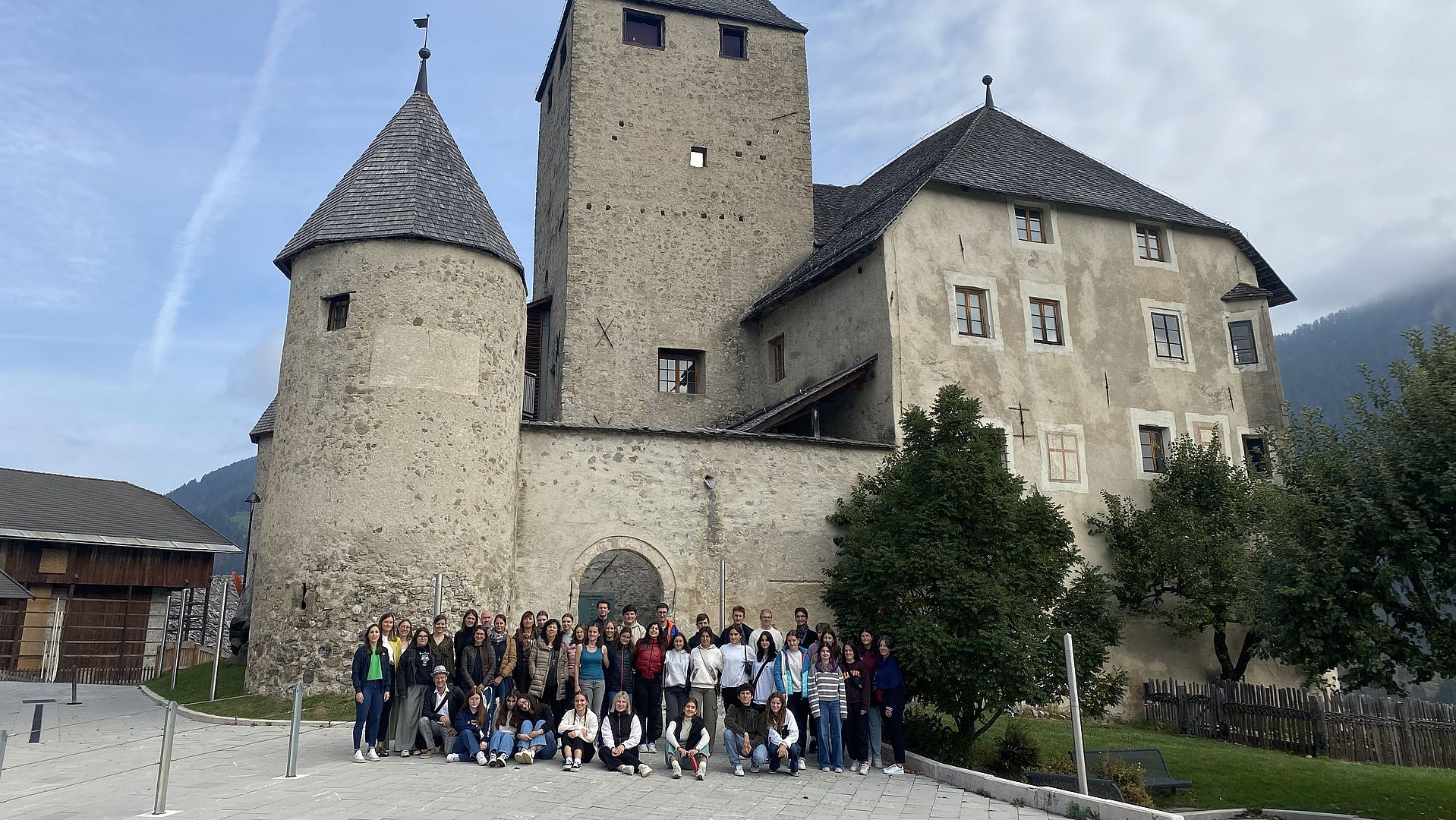 Gruppenfoto der Euregio-Jugendlichen in St. Martin in Thurn im Gadertal