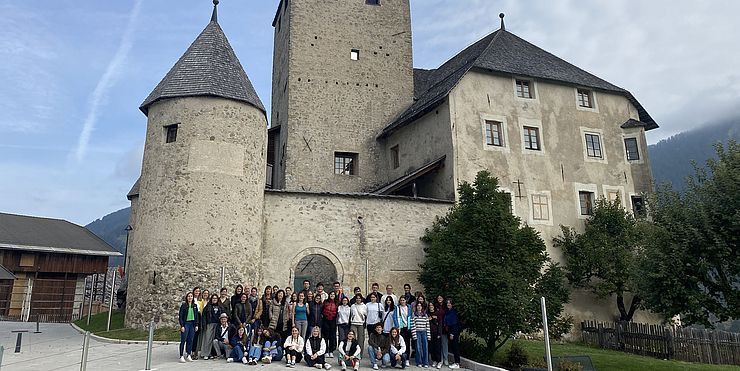 Foto di gruppo dei giovani dell'Euregio davanti al Museo ladino Ciastel de Tor a San Martino in Badia