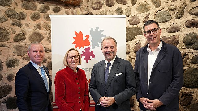 © Euregio/Armin Gluderer Group photo at Euregio Culture Thursday on the future of the EU: (from left) Christoph von Ach (South Tyrolean member of the Euregio General Secretariat), South Tyrol's European Affairs Minister Magdalena Amhof, senior EU official Markus Warasin and Euregio Secretary General Matthias Fink.