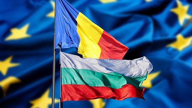 Le bandiere della Bulgaria e della Romania. Sullo sfondo, la bandiera europea. 