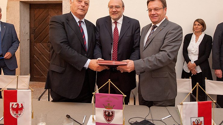 Ufficio stampa Trentino Gründung EVTZ 2011 - (von links) LH Luis Durnwalder, LH Lorenzo Dellai und LH Günther Platter