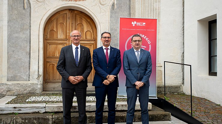 Fabio Brucculeri (von links) LH Anton Mattle, LH Arno Kompatscher und LH Maurizio Fugatti bei der Euregio-Vorstandssitzung auf Kloster Marienberg im Jahr 2024