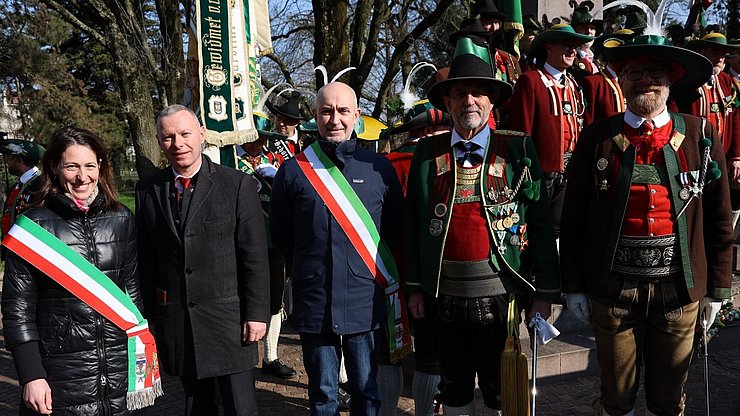 (von links) Maria-Paola Salvarini, BGin Porto Mantovano, Christoph von Ach, Euregio-Generalsekretär, Massimo Allegretti, Gemeinderatspräsident Mantua, Fritz Tiefenthaler, Euregio-Berater des Landes Tirol und Ehrenkommandant BTSK, Roland Seppi, Landeskommandant SBB