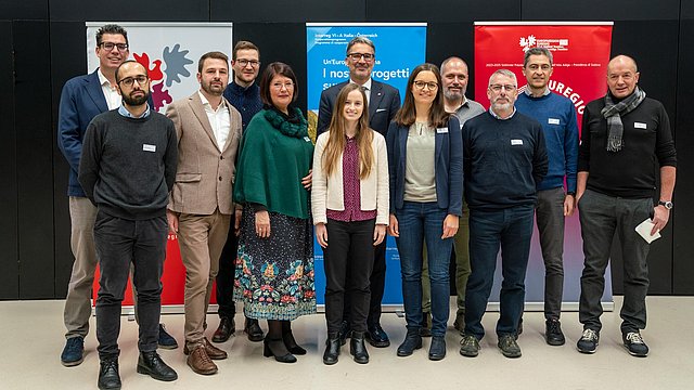 Gruppenfoto der Steuerungs- und Projektgruppe beim Digiway-Tag mit: (v. l.) Matthias Fink (Euregio), Francesco Parente (Land Trentino), Filipp Frei (NOI Techpark), Stefan Graziadei (Euregio), Renate Marmsoler (Land Südtirol), Arezia Ronchini (Land Trentino), Euregio-Präsident und Südtirols LH Arno Kompatscher, Lucia Felbauer (Land Tirol), Sebastian Mayrgündter (NOI Techpark), Gian Marco Richiardone und Alessio Bertò (beide Land Trentino), Christoph Kovacs (Land Tirol)