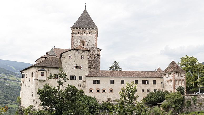 Das Burgeninstitut stellte die Trostburg für die Zusammenarbeit mit der Euregio und den Meraner Festspielen zur Verfügung.