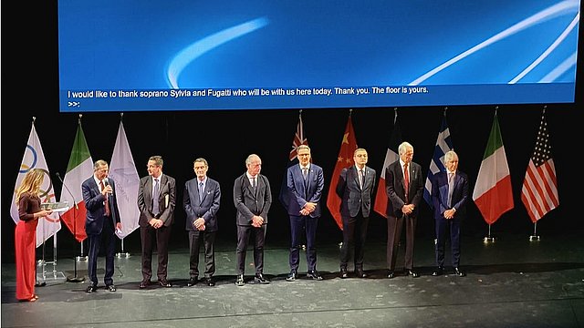 In Mailand wurde heute Vormittag im Teatro Strehler unter dem Motto "One year to go" der Auftakt zum Countdown zu den Olympischen Winterspielen 2026 gefeiert. Auch Landeshauptmann Kompatscher (6. von links) nahm daran teil. 