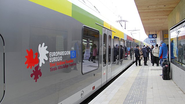 Am 9. November ist wieder Euregio-Mobilitätstag: Mit gültigen Abos können Züge (im Bild am Bahnhof Bozen), Busse und bestimmte Seilbahnen des regionalen öffentlichen Personennahverkehrs in allen Euregio-Ländern genutzt werden. 