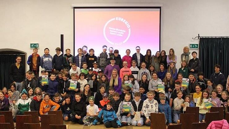 Foto di gruppo per gli alunni delle cinque classi prime delle Scuole medie Vigil Raber di Vipiteno, i loro docenti, i dirigenti scolastici e i rappresentanti dell'Euregio Tirolo-Alto Adige-Trentino.