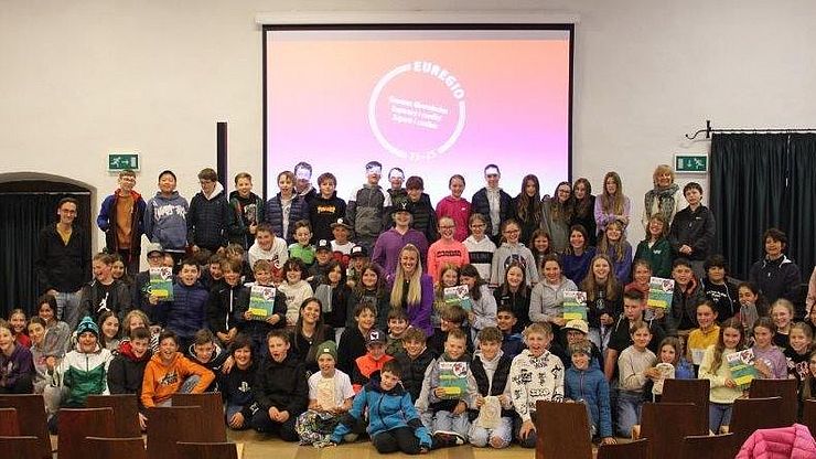 Gruppenfoto der Schülerinnen und Schüler der fünf ersten Klassen der Mittelschule Vigil Raber in Sterzing, ihren Lehrkräften, Schulführungskräften und Vertretenden der Euregio Tirol-Südtirol-Trentino.