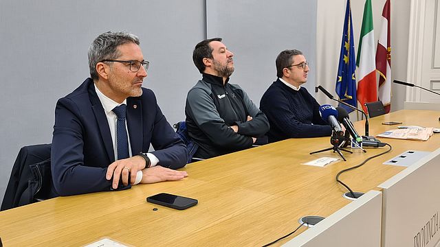 Um die A22 und die Konzessionsausschreibung ging es heute in Trient bei einem Treffen von Landeshauptmann Arno Kompatscher mit dem Minister für nachhaltige Mobilität und Infrastrukturen, Matteo Salvini, und dem Trentiner Landeshauptmann Maurizio Fugatti.