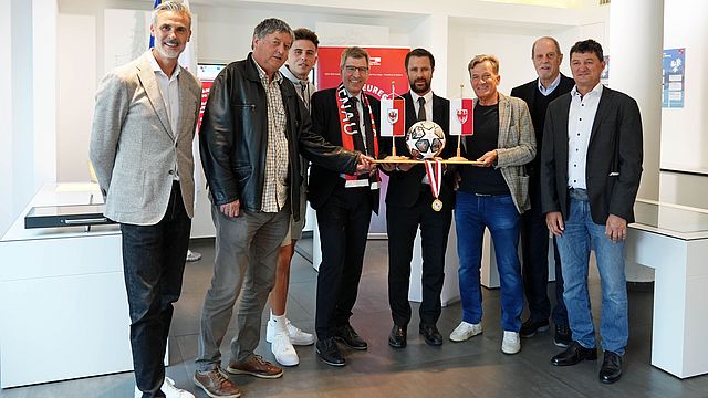 Gruppenfoto v.li.: Hannes Illmer (Organisationskommitee Golf Tirol Cup), Klaus Schuster (Präsident Südtiroler Fußballverband), Lukas Caria (Kapitän SVG Reichenau), Gernot Amoser (Obmann SVG Reichenau), LHStv Georg Dornauer, Josef Geisler (Präsident Tiroler Fußballverband), Heinrich Menardi (Präsident Tiroler Golfverband), Reinhard Eberl (Vorstand Abteilung Sport, Land Tirol). 