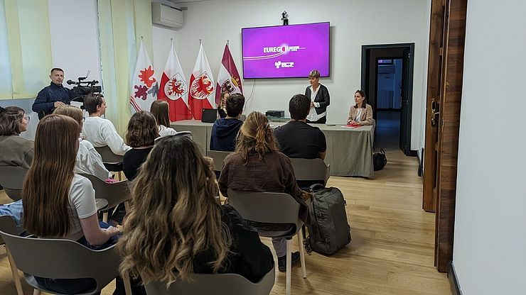 Ragazze e ragazzi sono stati accolti per un saluto di benvenuto dal segretario generale Marilena Defrancesco e dal team dell'Euregio