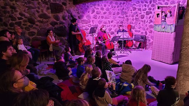 Circa 30 bambine e bambini hanno assistito al teatro delle marionette insieme a genitori e nonni in occasione dell'ultimo "Giovedì dell'Euregio" del 2022.