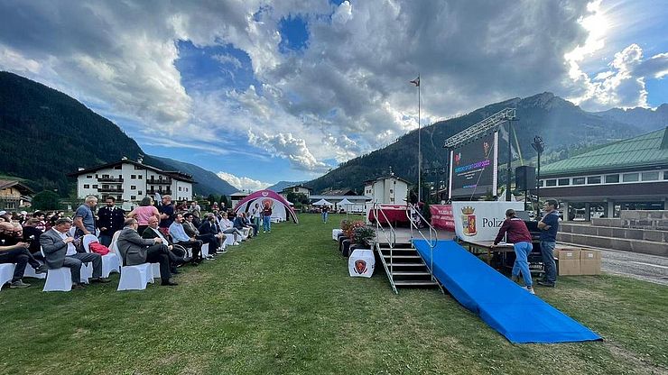 Offizielle Eröffnungsfeier des EuregioSportCamps 2022 im Alpinen Ausbildungszentrum der Staatspolizei in Moena, in Val di Fassa.