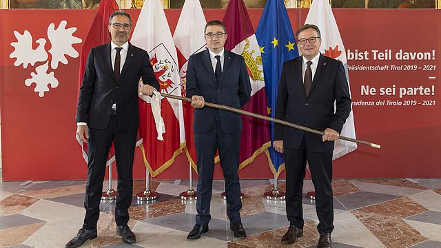  il Presidente Platter consegna il bastone itinerante simbolico al Presidente dell'Euregio Fugatti.