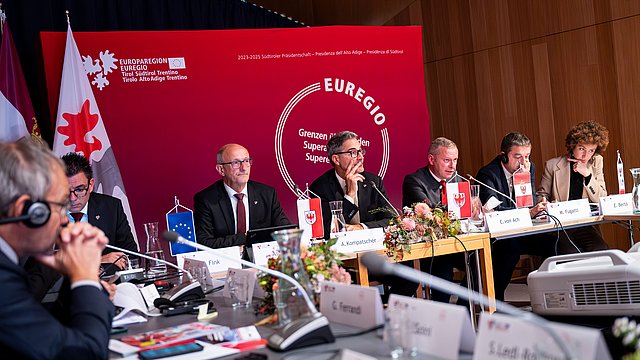 Stellte das Arbeitsprogramm 2024-2025 vor: Der Euregio-Vorstand mit den Landeshauptleuten (v. l.) Anton Mattle (Tirol), Euregio-Präsident Arno Kompatscher (Südtirol) und Maurizio Fugatti (Trentino). 