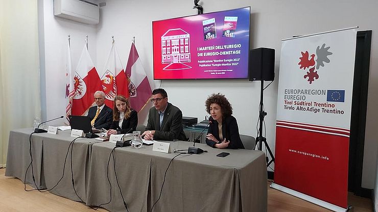 Un momento della presentazione del Monitor Euregio a Casa Moggioli. Nella foto, da sinistra: Günther Pallaver (Università di Innsbruck), Chiara Ida Pompeo (moderatrice), Matthias Fink (Euregio) ed Elisa Bertò (Euregio)