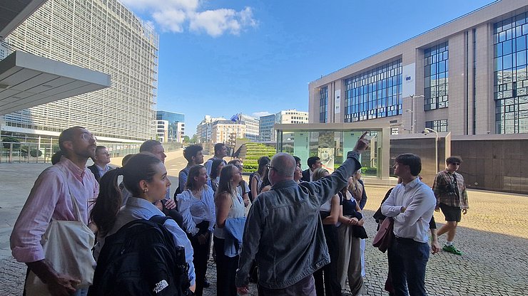 Bei der Stadtführung: Mitten ins Herz des Brüsseler Europaviertels führte die Exkursion die Studierenden von den Landesuniversitäten der drei Euregio-Länder.