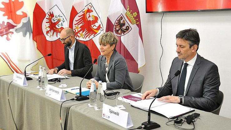 Presentato lo studio sugli orari di lavoro nell'Euregio da Riccardo Salomone, dal segretario generale dell'Euregio Marilena Defrancesco e dall'assessore Achille Spinelli