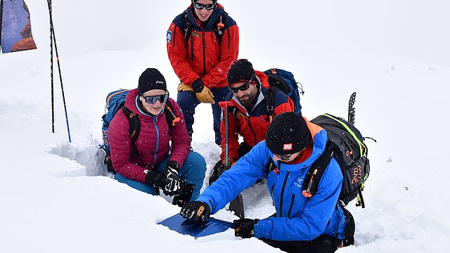 © Land Tirol Kontrolle der Schneesituation bei den Kollegen im Land Tirol: Auch wenn es hier nicht so aussieht, der vergangene Winter war von wenig Schnee und mildem Wetter geprägt.