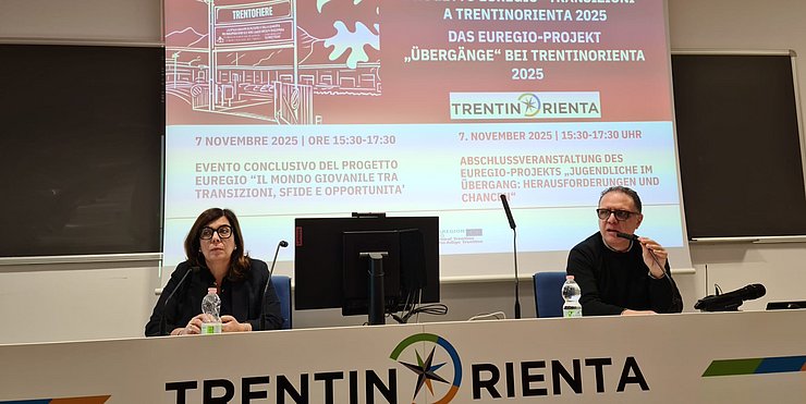 © Presseamt Land Trentino Abschluss des Euregio-Projekts „Jugendliche im Übergang“ in Trient, unter anderem mit Stefania Terlizzi (Generaldirektorin der Trentiner Arbeitsagentur, links) und dem Trentiner Schulamtsleiter Giuseppe Rizza (rechts).