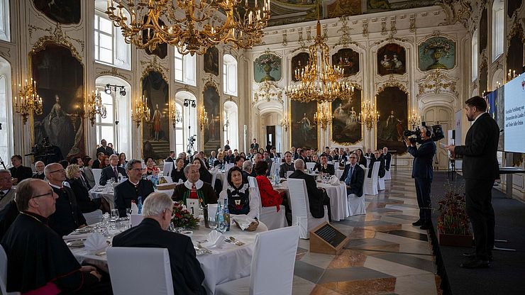 La cerimonia di consegna delle onorificenze nella Riesensaal della Hofburg di Innsbruck