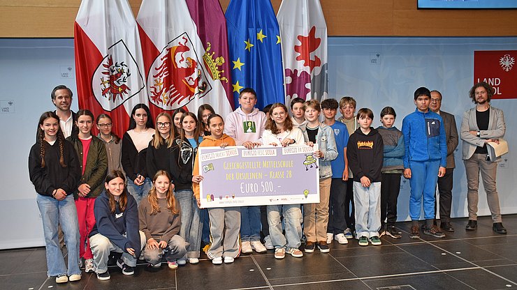 La classe 2B della Gleichgestellte Mittelschule der Ursulinen di Brunico (Alto Adige)