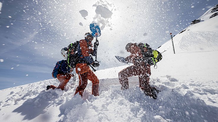 LWD Tirol/Schlick Lawinenexperten bei der Durchführung eines Schneeprofils
