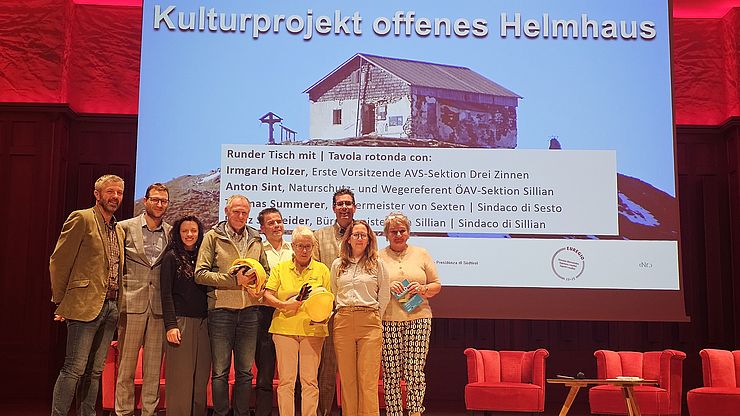 Gruppenfoto vor dem runden Tisch zum grenzüberschreitenden "Kulturprojekt offenes Helmhaus" 