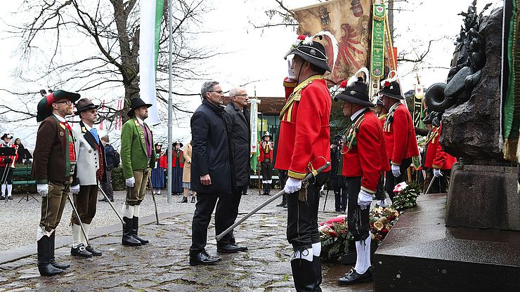 Mit der Kranzniederlegung am Andreas-Hofer-Denkmal am Bergisel in Innsbruck gedachten LH Anton Mattle und Südtirols LH Arno Kompatscher (li.) des heurigen 214. Todestages des Tiroler Freiheitskämpfers.