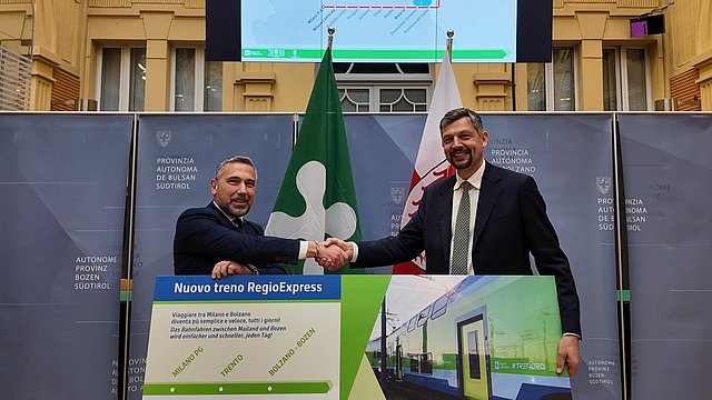 Mobilitätslandesrat Daniel Alfreider (rechts) und der Assessor der Region Lombardei Franco Lucente haben den neuen, modernen RegioExpress Bozen-Mailand vorgestellt.