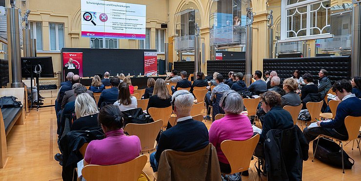 AFI-Projektmitarbeiter Tobias Hölbling hat einen Gesamtüberblick über das grenzüberschreitende Gemeinschaftsprojekt zu den Arbeitsbedingungen in der Euregio geliefert.