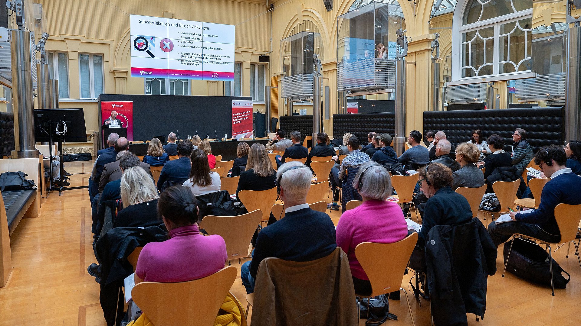 AFI-Projektmitarbeiter Tobias Hölbling hat einen Gesamtüberblick über das grenzüberschreitende Gemeinschaftsprojekt zu den Arbeitsbedingungen in der Euregio geliefert.