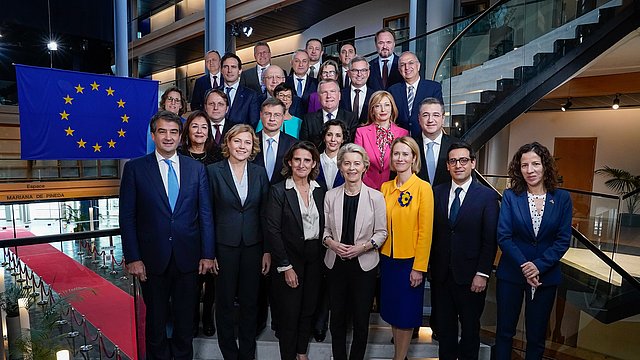 Foto di gruppo della Commissione Von der Leyen II con tutti i Commissari e le Commissarie dell'UE.