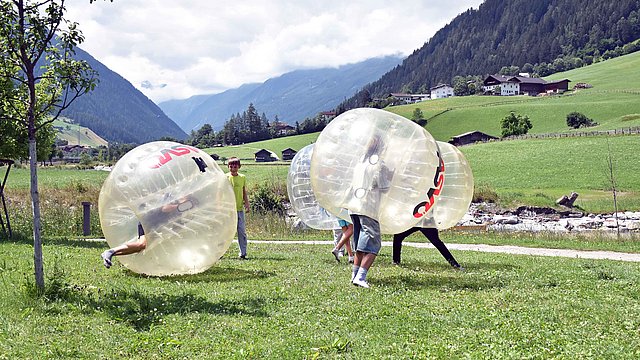 Spaß und Freundschaften über Grenzen hinweg ermöglicht das EuregioSportCamp (im Bild 2024 in Neustift/Tirol).