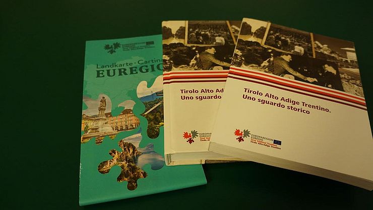 Cover des neu aufgelegten Euregio-Geschichtsbuchs, das heute in Trient vorgestellt worden ist.    