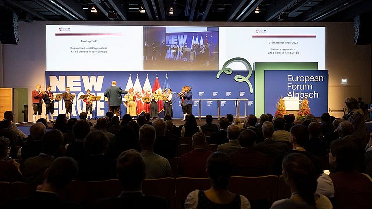 Passend zum Thema Gesundheit und Regionalität fand die Eröffnung im nach der Ärztin Elisabeth Herz-Kremenak benannten Saal im Forum Alpbach statt, umrahmt vom Euregio-Jugendblasorchester.