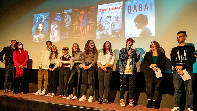 Il momento della premiazione del film vincitore Babai dall'EuregioYoungJury 2022