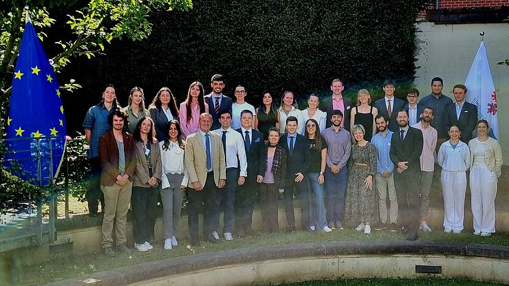 Foto di gruppo per i 27 studenti e gli organizzatori al termine della Euregio Brussels School 2024. 