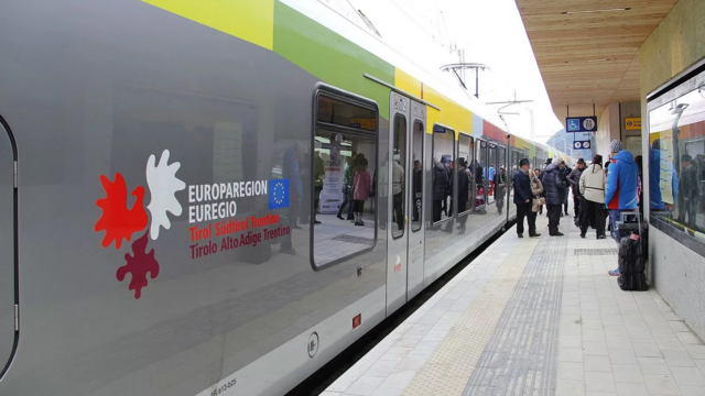 Am Samstag, 25. Mai, dürfen alle, die ein Abonnement für öffentliche Verkehrsmittel in der Euregio haben, kostenlos zwischen Borghetto und Kufstein mit Bahn, Bus und zum Teil Seilbahnen fahren.